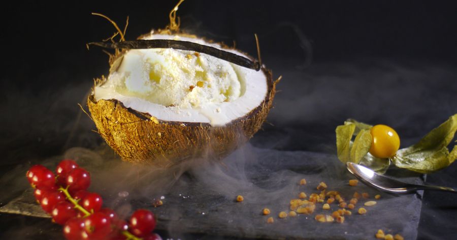 Glace coco, servie dans sa coque